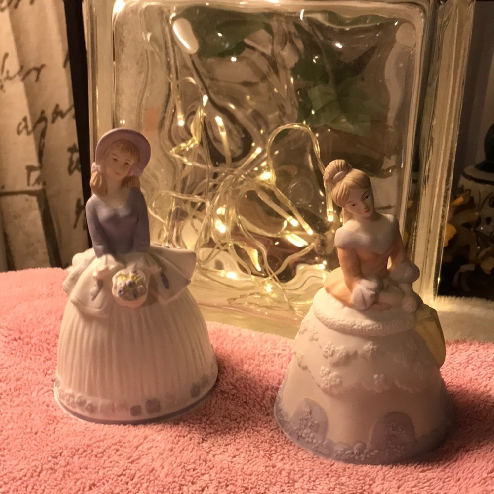 Like New in box Southern Belle Ceramic Dinner Bells​​